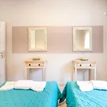 Catherine Blue - 4 Minutes Off The Poros (Kefalonia)